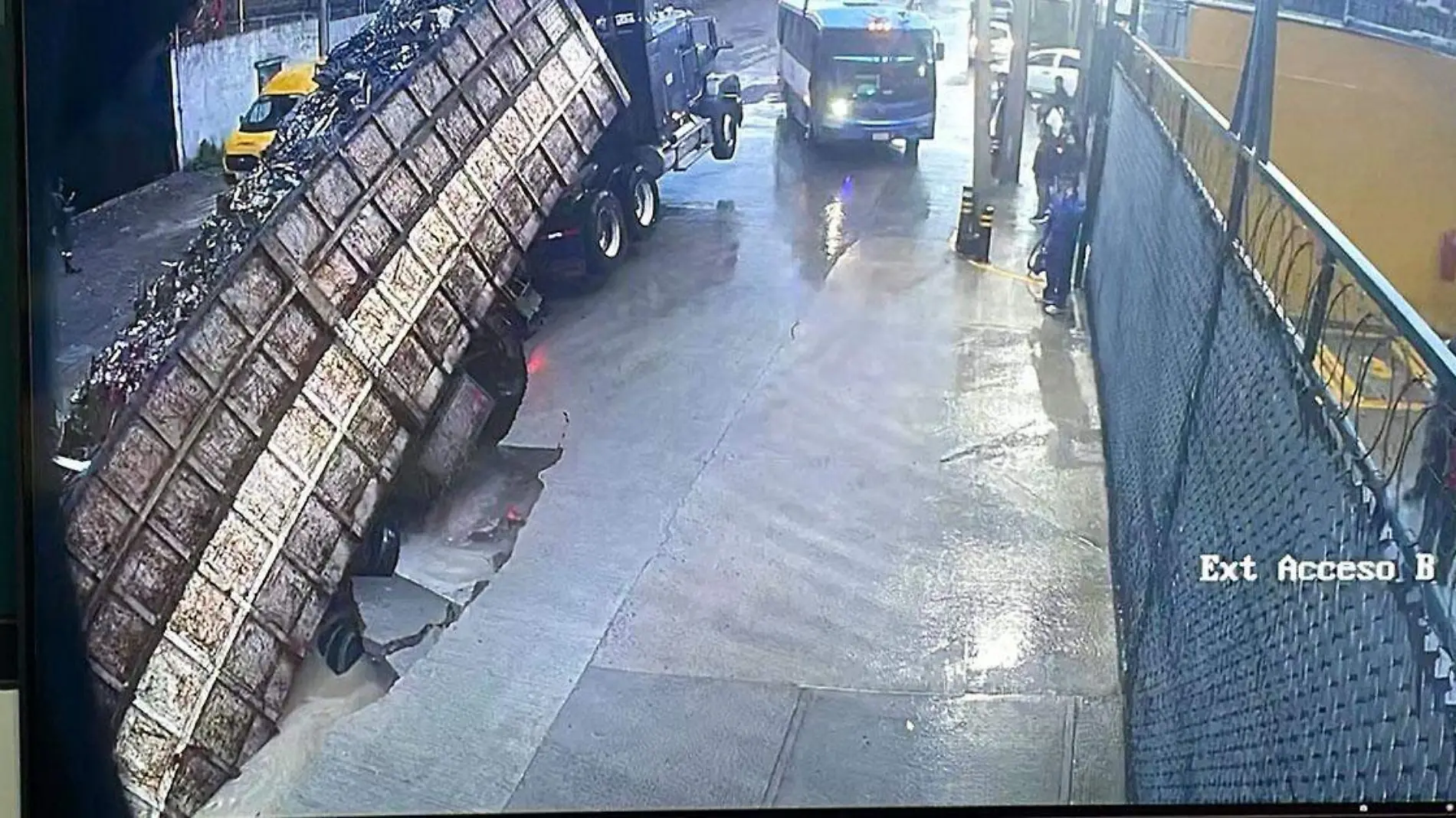 Un nuevo socavón en Puebla provocó el hundimiento de un tráiler